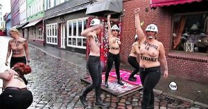 8 marzo, ad Amburgo Femen demoliscono il muro del quartiere rosso