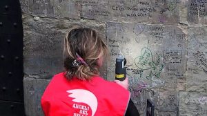 Firenze, monumenti puliti grazie al laser che cancella le scritte