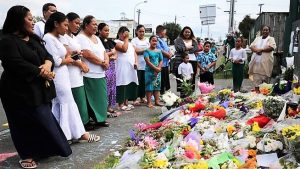 Nuova Zelanda, fiori davanti alle moschee della strage (Afp Ansa)