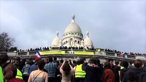 Parigi, striscioni gialli sul Sacro Cuore a Montmartre