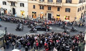 Visto dall'alto l'interminabile corteo di Xi Jinping