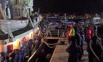 Sequestrata la Mare Jonio, i migranti sbarcano. Salvini: la nave fa traffico di esseri umani