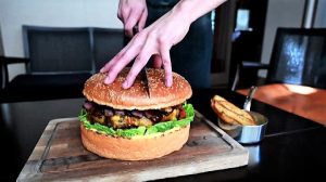 Giappone, Golden Giant Burger da 800 euro per il nuovo imperatore