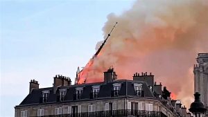 Il momento del crollo della guglia di Notre Dame a Parigi