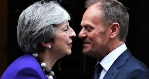 Il primo ministro britannico Theresa May saluta il presidente del Consiglio europeo Donald Tusk a 10 Downing Street a