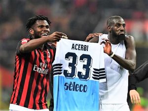 Nella foto Kessie e Bakayoko mentre fanno vedere ai tifosi chi è che giocherà la finale