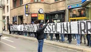 Onore a Mussolini , striscione vicino piazzale Loreto.