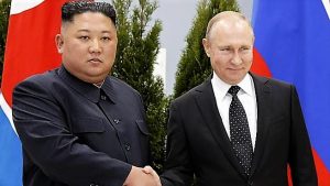 Stretta di mano tra Kom Jong-un e Vladimir Putin (Ansa)