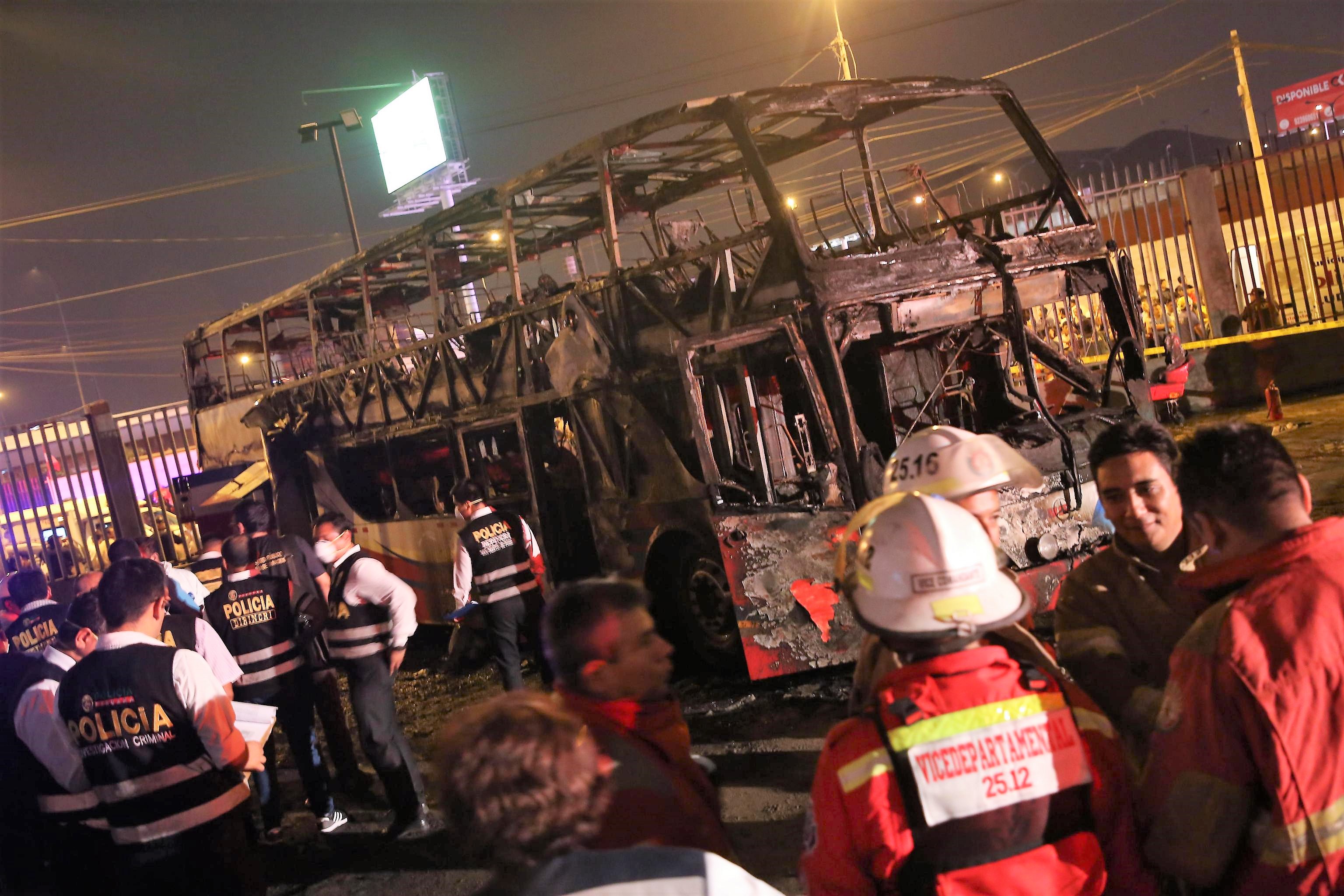 At least 16 dead and seven injured in the fire of a bus in Lima