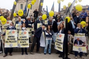 Editoria: centinaia in piazza a Roma il giorno di Pasqua per salvare Radio Radicale - foto 3