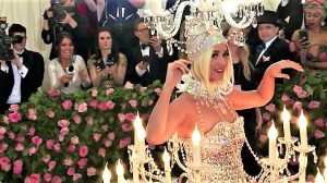 Abiti lampadario e striptease follie sul red carpet del Met Gala