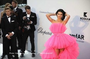 Cannes, da Kendall Jenner a Banderas le star al gala amFAR