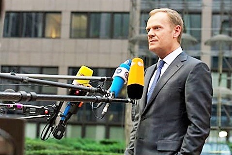 Il premier polacco Tusk: i migranti che violano la legge “saranno espulsi”