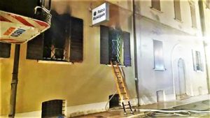 Incendio a Mirandola, in fiamme comando della polizia municipale