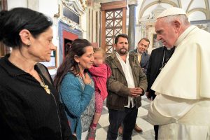 Papa Francesco incontra la famiglia rom di Casl Bruciato