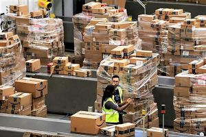 Svolta epocale in Amazon, i robot imballeranno i pacchi