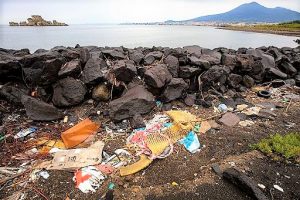 Ambiente/Greenpeace: il fiume Sarno in Campania è invaso dalla plastica