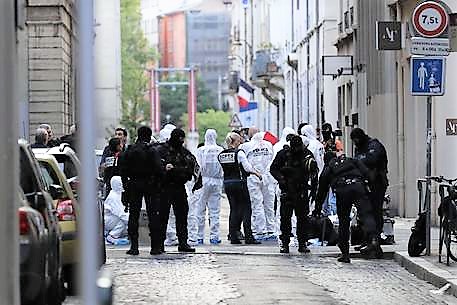 Suspected package bomb blast in Lyon