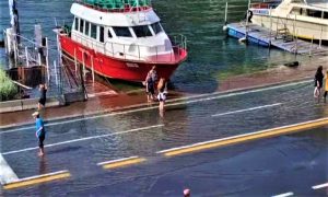 Esonda-il-lago-di-Como-le-strade-diventano-un-torrente_