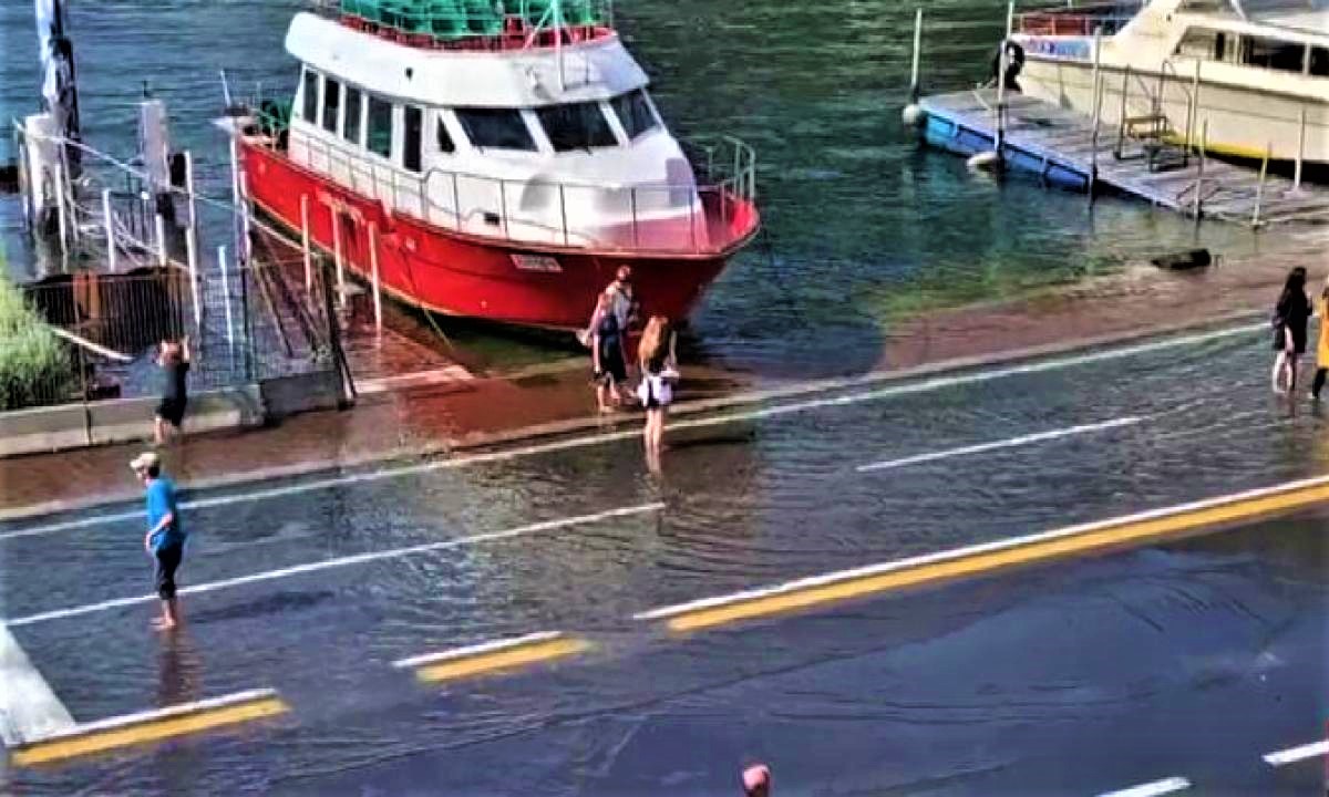 Esonda-il-lago-di-Como-le-strade-diventano-un-torrente_