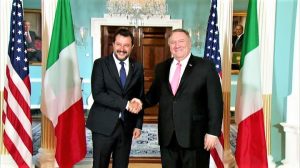 Stretta di mano tra Matteo Salvini e Mike-Pompeo a Washington