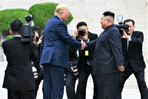 Lo storico incontro tra Donald Trump e Kim Jong Un al confine tra Nord e Sud Corea