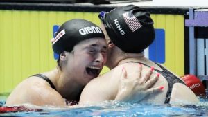 Benedetta Pilato abbraccia la statunitense Lilly King