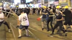 A Hong Kong bande armate di bastoni attaccano i manifestanti