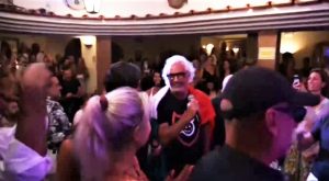 Briatore (con la ex Gregoraci) scatenato a Capri canta l'Inno