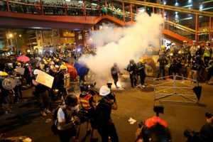 Hong Kong, scontri fra polizia e dimostranti alla manifestazione