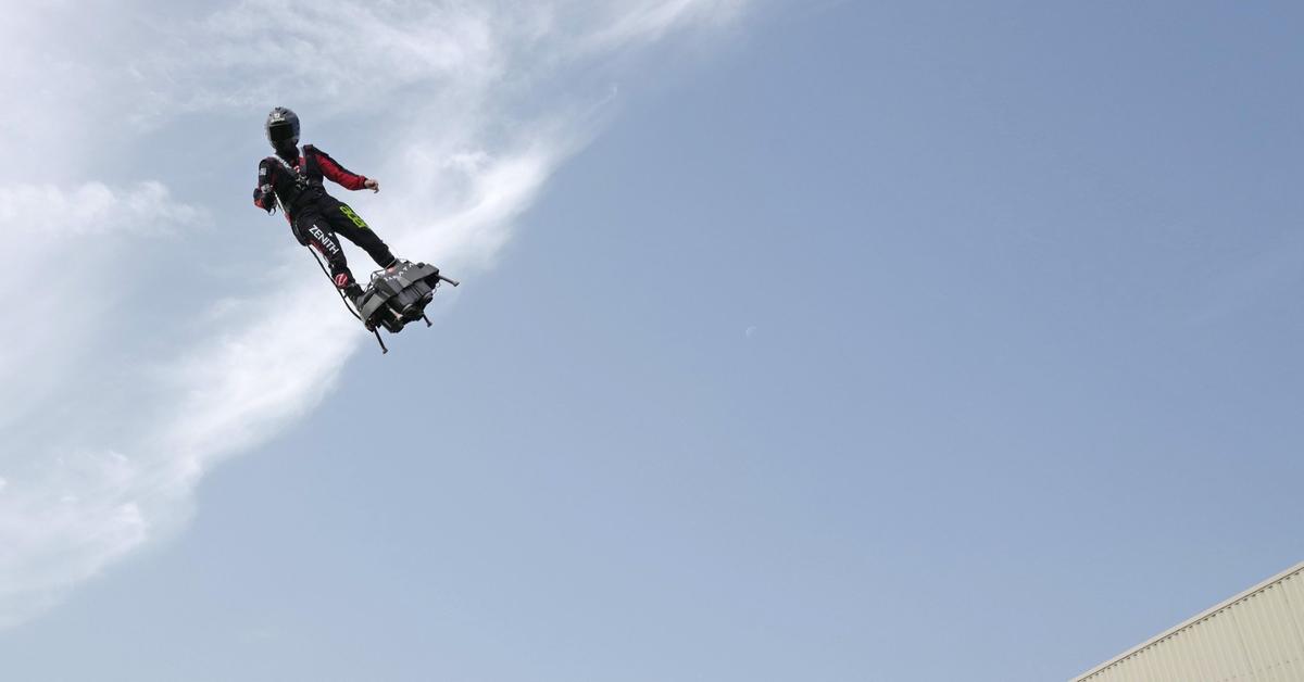 Impresa di Zapata, attaversa la Manica volando sul Flyboard