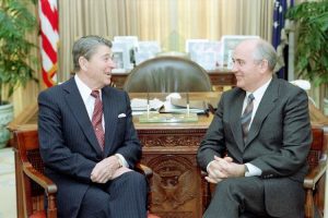 L'ex presidente degli Stati Unitim, Ronald Reagan, e il leader sovietico Mikhail Gorbaciov (2)