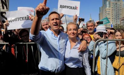 Cremlino respinge accuse su Navalny, ma per i tedeschi è stato avvelenato