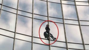 Scala grattacielo a Francoforte, arrestato lo Spiderman francese