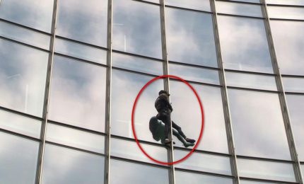 Scala grattacielo a Francoforte, arrestato lo Spiderman francese