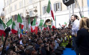 A piazza Montecitorio bagno folla per Salvini, non mollare