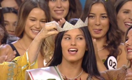 Miss Italia, incoronata la 20enne Carolina Stramare