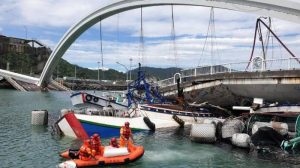 Ponte di di 140 metri crolla su alcuni pescherecci