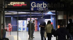 Stazione Garbatella: uomo si getta sui binari