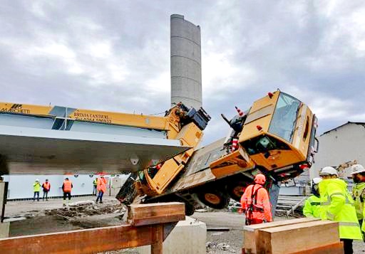 Cade gru nel cantiere del nuovo Ponte Morandi, feriti 3 operai