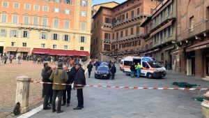 Dramma a Sienadonna padovana di 35 anni si getta dalla Torre del Mangia