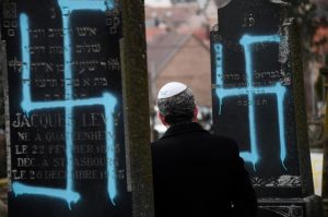 Francia-svastiche-e-simboli-antisemiti-su-oltre-cento-lapidi