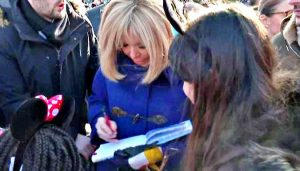 Brigitte Macron porta bimbi malati a Disneyland Paris