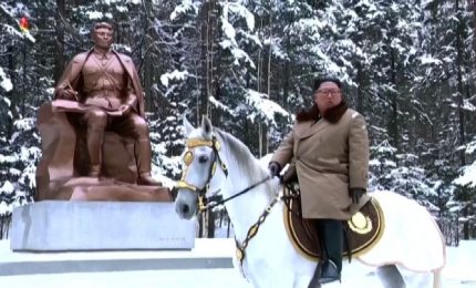 Nordcorea, cavalcata di Kim Jong Un nella neve