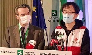 Il governatore della Lombardia, Attilio Fontana e il vicepresidente della Cri cinese, Sun Shuopeng