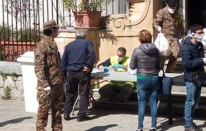 Esercito-e-Caritas-durante-la-distribuzione