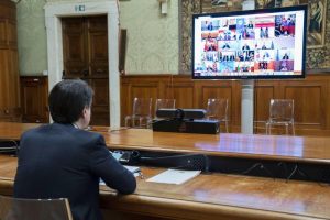 Giuseppe Conte in videoconferenza con Bruxelles