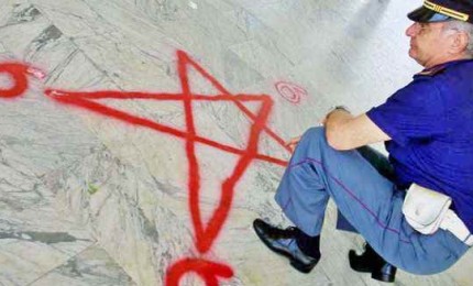 Stupri di gruppo e riduzione in schiavitù psicologica, arrestato a Prato capo di una setta satanica