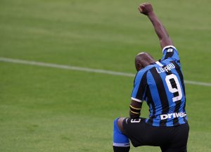 Lukaku-Lautaro piegano la Samp. Per l’Inter vetta più vicina