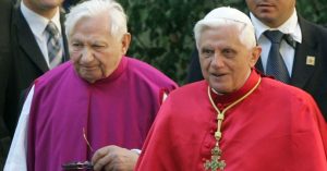 Monsignor Georg Ratzinger e il fratello Papa emerito